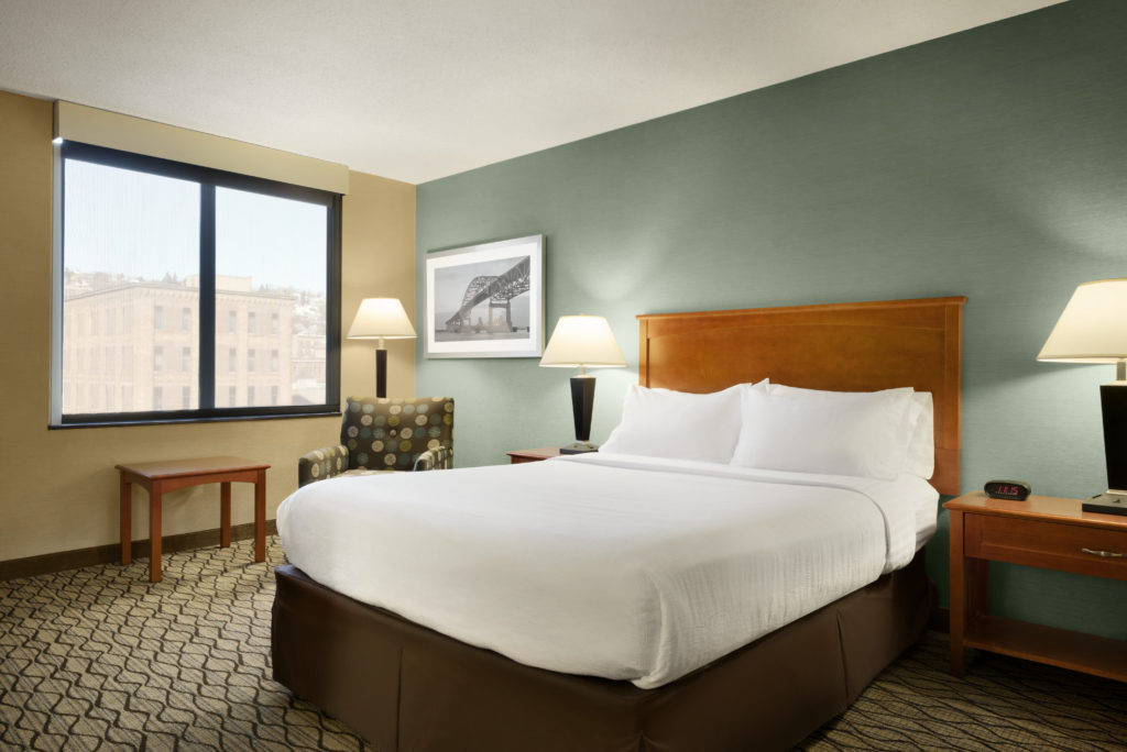 dulmn-holiday-inn-hotel-&-suites-duluth-downtown-accessible-queen-room ...